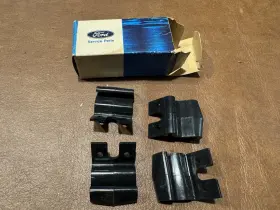 D2vy-65222b08-a Ford Nos Box Of 4 1972 Lincoln Door Windw Guide Top Clips