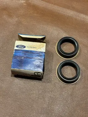 D37z-7052-b Ford Nos Transmission Clutch Extension Oil Seal V47684