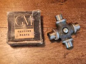3660990 General Motors Nos Gm U Joint Yoke Trunnion .1941-50 3/4 Ton Comm. Utility 1