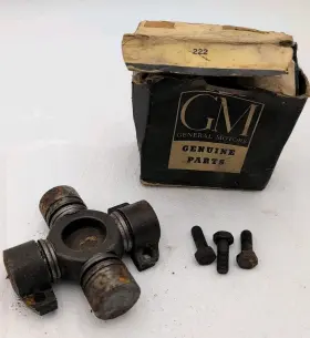 565988 Saginaw Hevy Duty Cadillac Oldsmobile Gm 50 51 52 53 54 55 56 Olds Universal Joint Rear 60 60s 62 Oem